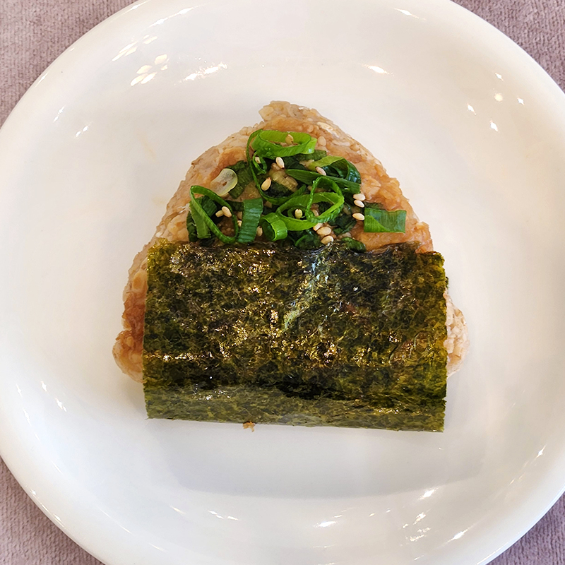 味噌焼きおにぎり(ごまと小ねぎ)