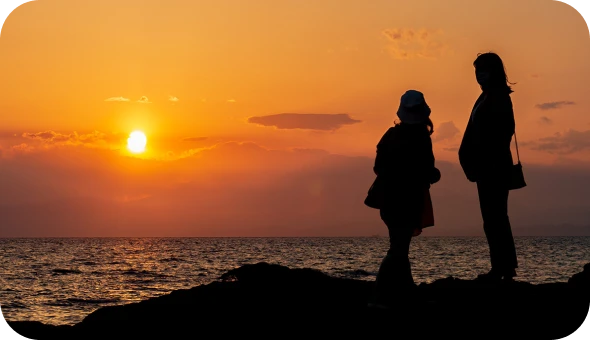 夕暮れの海辺で過ごす
