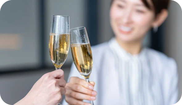 グラスを合わせて乾杯する